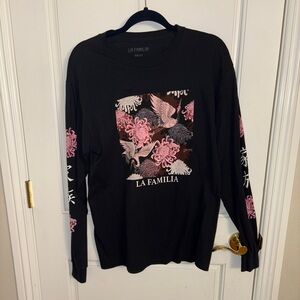 La Familia Men’s Black Long Sleeve Tee with Asian Inspired Graphics Size Medium